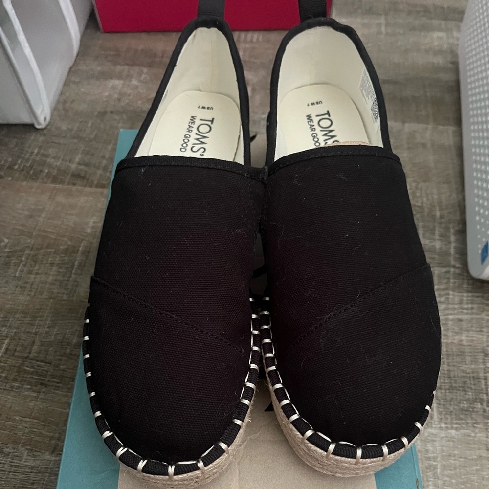 TOMS Wren Classic Black Slip-Ons